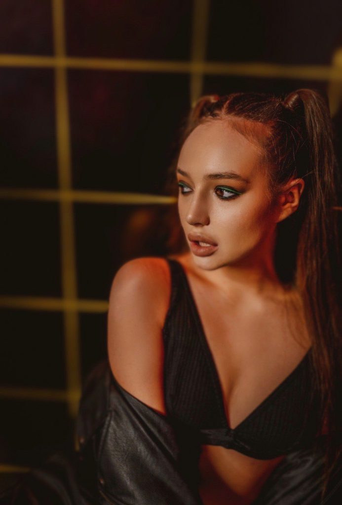 Эскортница Адель в Москве