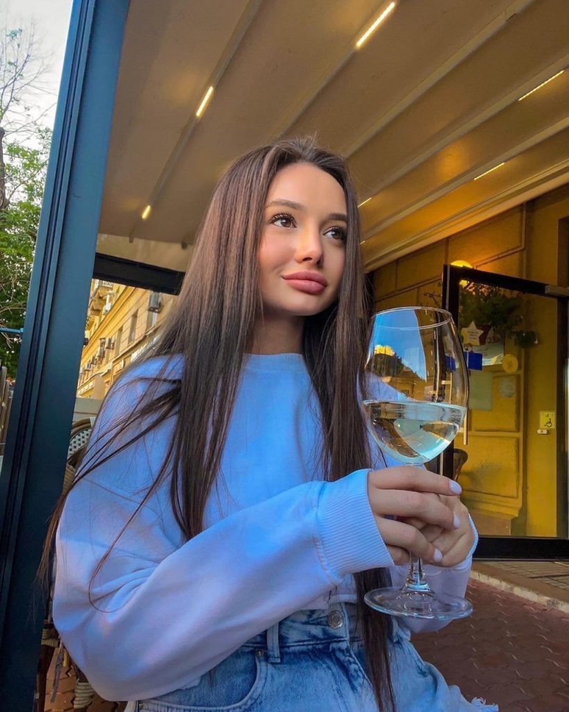 Эскортница Адель