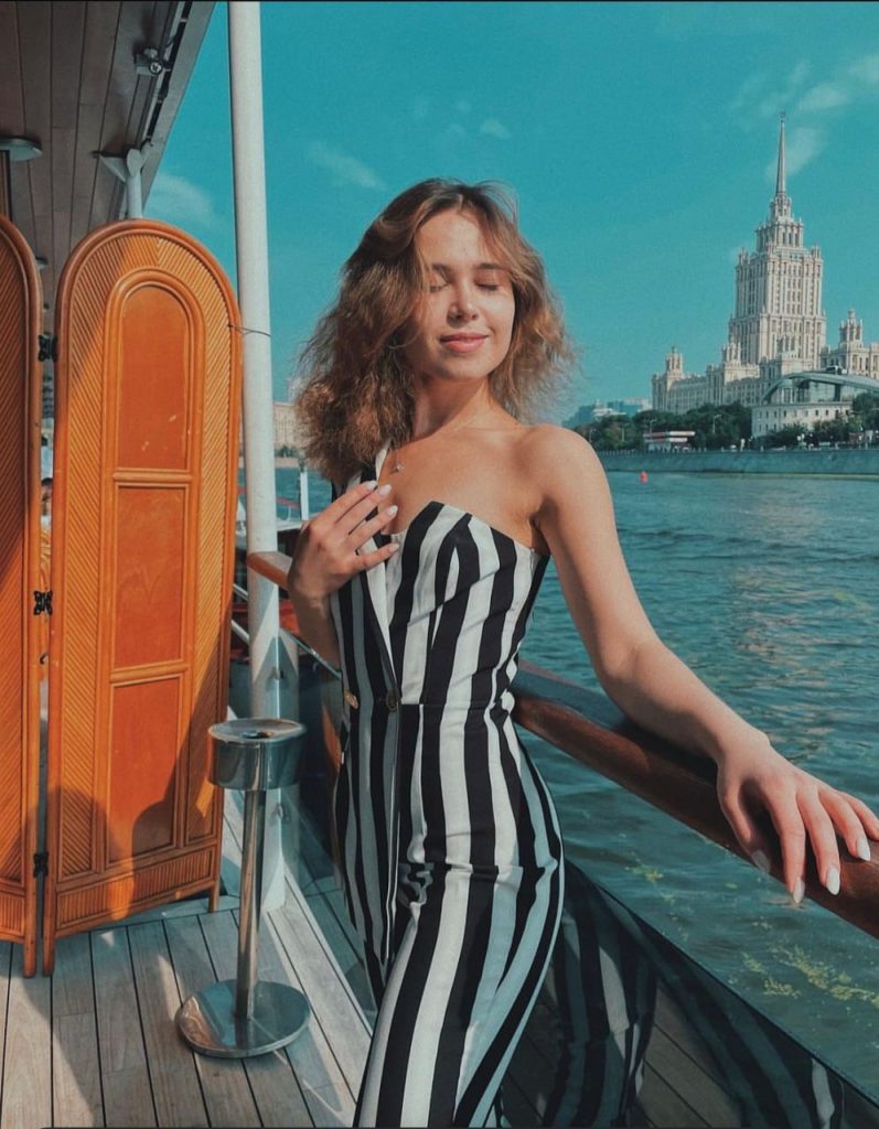 Эскорт девушка Лолита